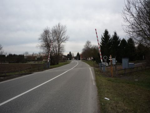 Bahnbergang ber die Strae vom Roppenheim nach Beinheim