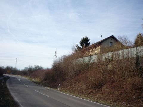 Ehemaliger Bahn�bergang mit Bahnw�rterhaus