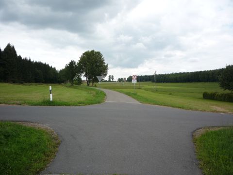 Bahnübergang über die Straße von Ober- nach Mittelelz