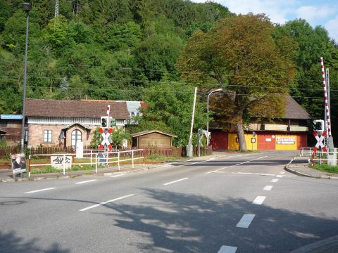 Bahnübergang über die Straße zur Waldstadt