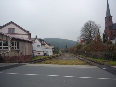 Bahnbergang hinter dem Bahnhof