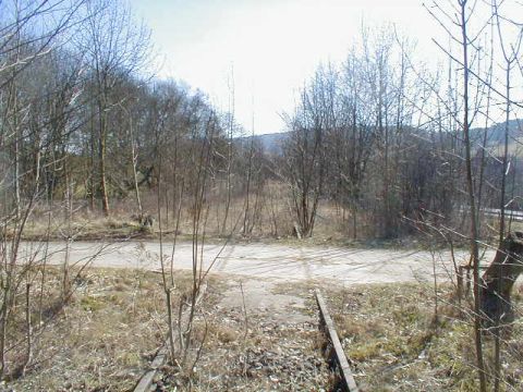 Bahnbergang hinter dem Bahnhof