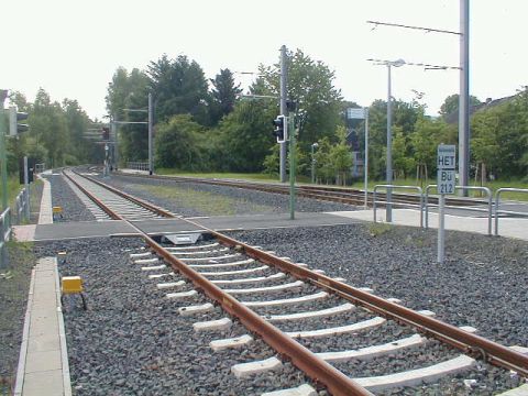 Bahnbergang hinter dem Bahnhof