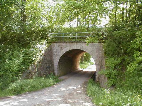 Brcke ber einen Feldweg