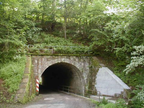 Brcke ber einen Feldweg