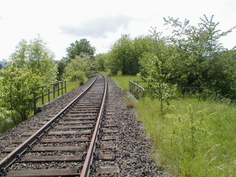 Brcke ber einen Feldweg