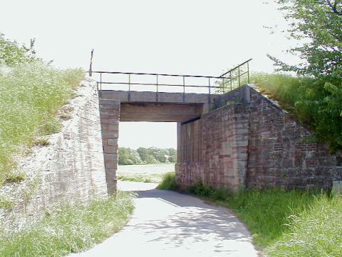 Brcke ber einen Feldweg