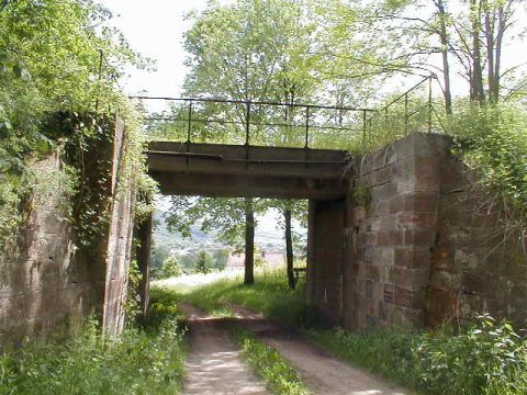 Brcke ber einen Feldweg