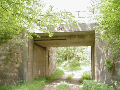 Brcke ber einen Feldweg