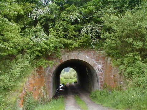 Brcke ber einen Feldweg