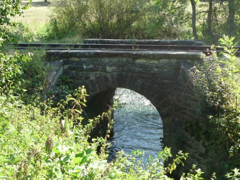 Brücke über einen Seitenkanal der Eyach