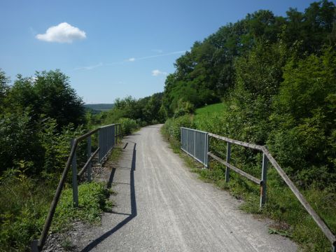 Brcke ber einen Feldweg