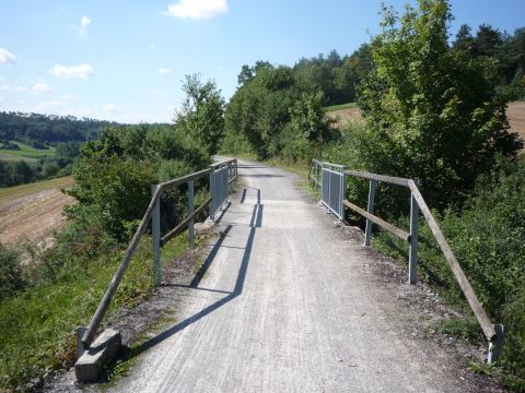 Brcke ber einen Feldweg