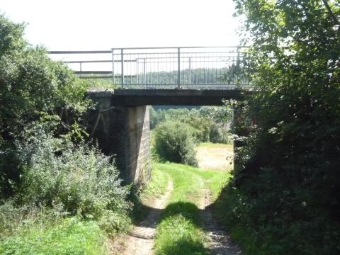 Brcke ber einen Feldweg