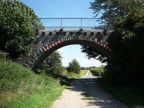 Brcke ber einen Feldweg