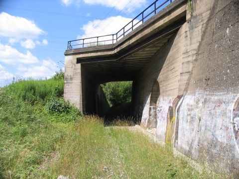 Brcke unter dem Gleis Augsburg - Ulm