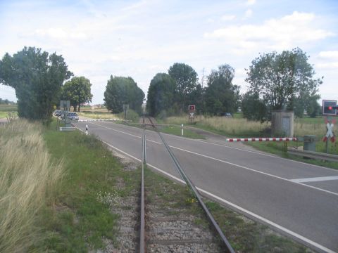 Bahnbergang ber die Strae von Nrdlingen nach Oettingen