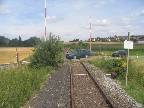 Bahnbergang ber die Strae von Oettingen nach Hainsfarth