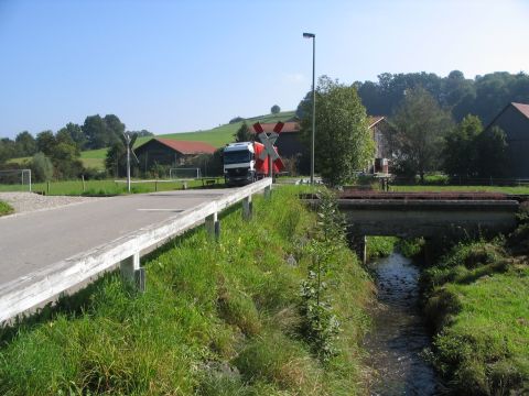 Bahnbergang und Bachbrcke in Oberneufnach