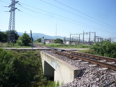Bahnübergang mit Brücke
