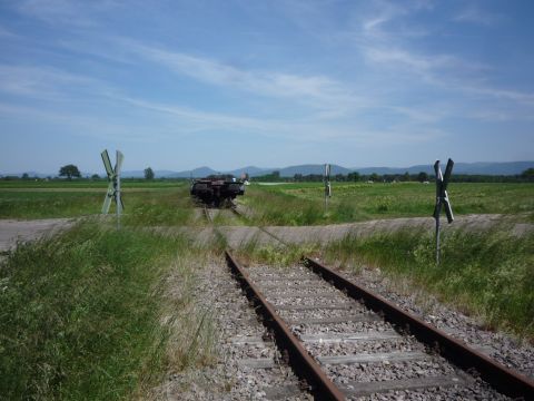 Bahnübergang über einen Feldweg